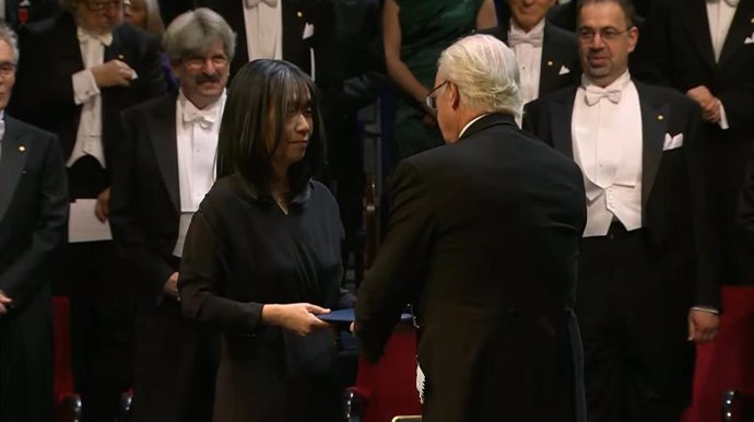 Nobel.- La escritora surcoreana Han Kang recoge el premio Nobel de la Literatura, la primera mujer asiática en recibirlo