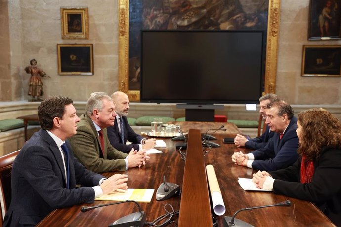 Reunión en el Ayuntamiento de Sevilla para el proyecto de la Diputación de "nuevo barrio joven" en Cortijo de Cuarto