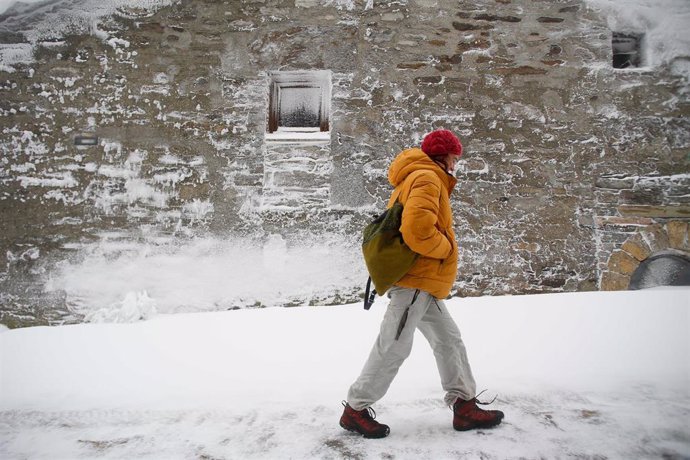 Una persona pasea por la nieve, a 9 de diciembre de 2024, en Pedrafita do Cebreiro, Lugo, Galicia (España).