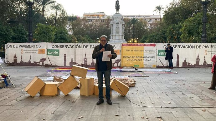 El actor Antonio Dechent en la lectura del manifiesto ante el Ayuntamiento