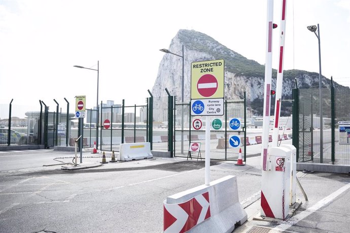 Archivo - Detalle del aeropuerto en el día previo del National Day en Gibraltar, a 9 de septiembre de 2024 en Gibraltar. La Fiesta de Gibraltar, que se celebra anualmente el 10 de septiembre, es una de las dos fiestas locales oficiales del territorio de u