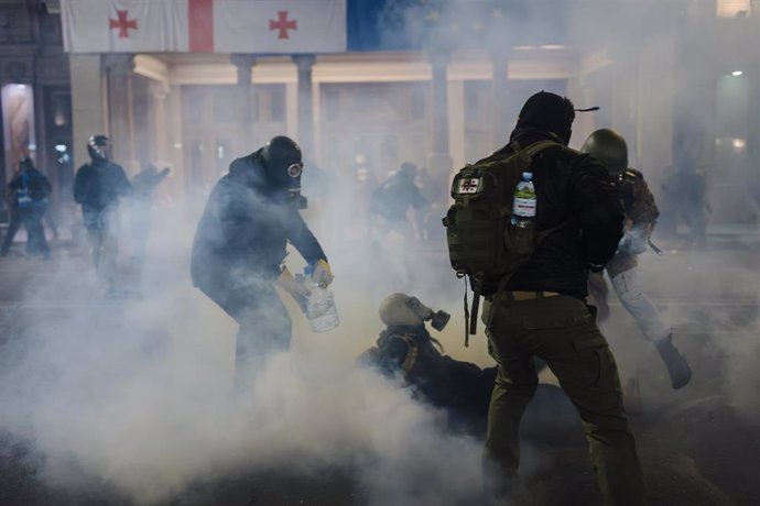 Imagen de archivo de manifestaciones violentas en la capital de Georgia, Tiflis, en protesta por la decisión del Gobierno de suspender hasta 2028 las negociaciones para el ingreso en la Unión Europea.