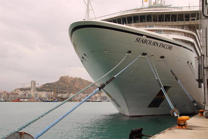 Fotografía del crucero de lujo Seabourn Encore, de la naviera Seabourn Cruise Line, en una de las Visitas al Puerto de Alicante.