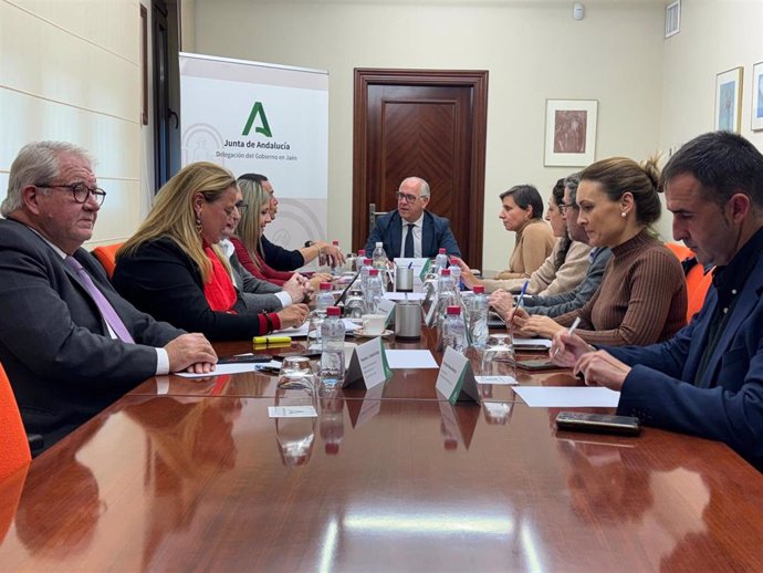 El delegado del Gobierno de la Junta de Andalucía en Jaén, Jesús Estrella, preside la reunión de coordinación con los delegados territoriales de las Consejerías.