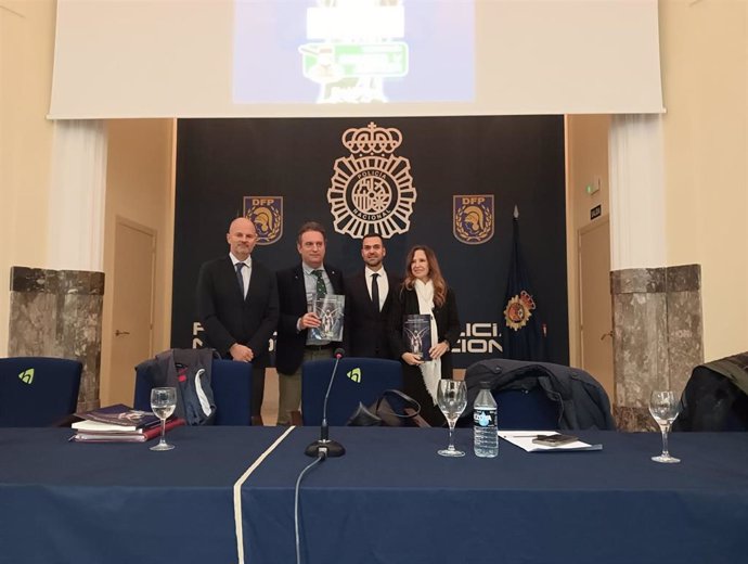 El presidente de la  Fundación de Huérfanos del Cuerpo Nacional de Policía, Alberto Negri; el presidente de DyJ, Daniel Portero; el vicepresidente de DyJ, Víctor Valentín Cotobal, y la adjunta primera al Defensor del Pueblo, Teresa Jiménez-Becerril