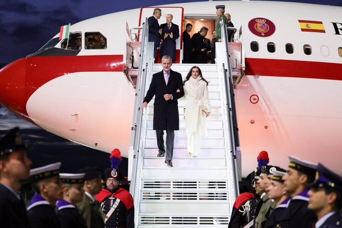 Los Reyes Felipe VI y Letizia a su llegada al aeropuerto de Roma-Fiumicino, a 10 de diciembre de 2024, en Roma (Italia)