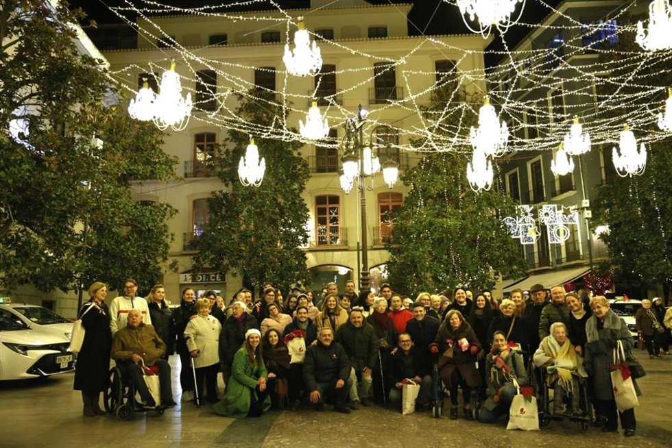 Personas mayores participan en la iniciativa 'Paseo de la Ilusión'.