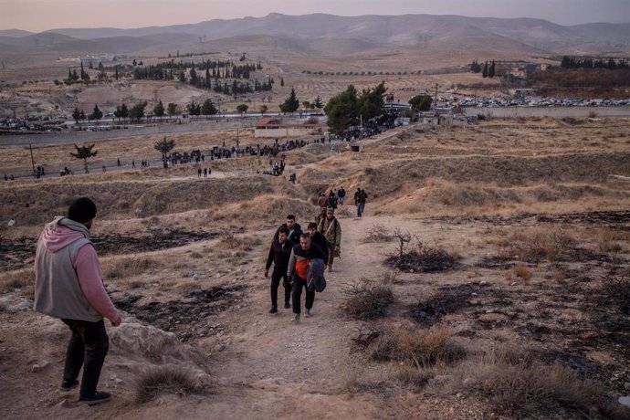 Miles de personas en la cárcel de Sednaya, en Siria, buscan a sus familiares detenidos durante el régimen del presidente sirio Bashar al Assad