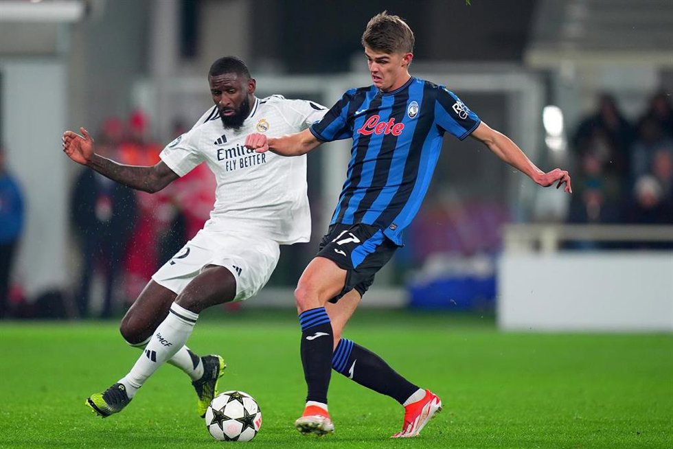 10 December 2024, Italy, Bergamo: Real Madrid's Antonio Rudiger (L) and Atalanta's Charles De Ketelaere battle for the ball during the UEFA Champions League soccer match between Atalanta BC and Real Madrid at Gewiss Stadium. Photo: Spada/LaPresse via ZU
