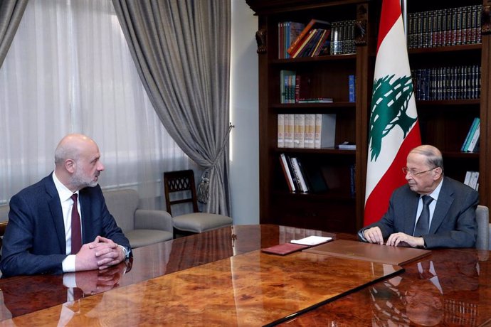 Archivo - Imagen de archivo del ministro del Interior interino de Líbano Bassam Mawlawi, en una reunión con el presidente del país, Michel Aoun