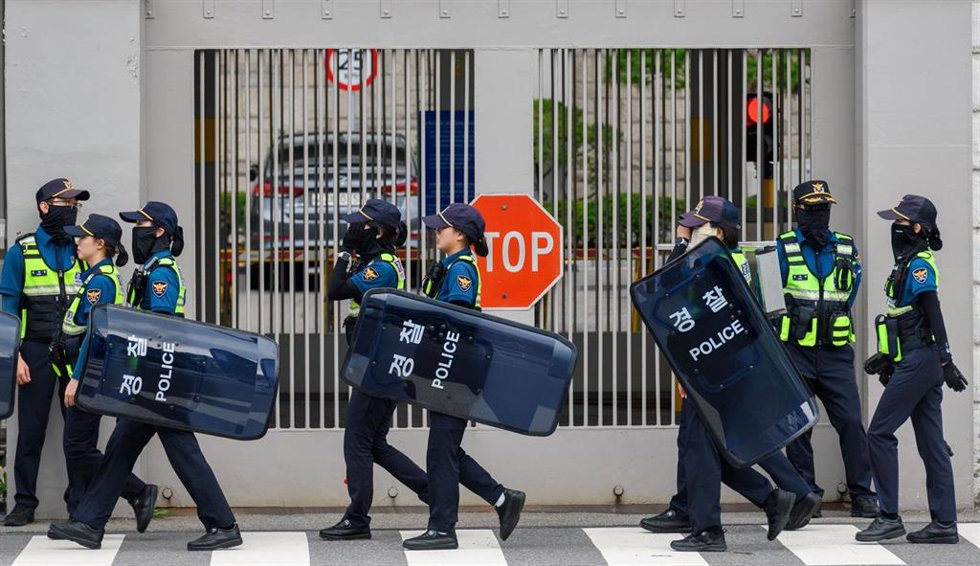 Archivo - Efectivos de la Policía surcoreana  (archivo)