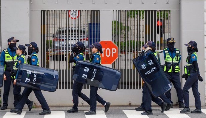 Archivo - July 6, 2024, Seoul, South Korea: South Korean police with riot gear are moving in preparation for protests in central Seoul. There are several demonstrations in central Seoul every weekend.