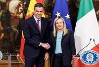 El Gobierno condecora a Giorgia Meloni con la Orden de Isabel la Católica y a Mattarella con la Orden de Carlos III
