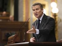 Feijóo dice a Sánchez que en su "mesa de Navidad se sentarán dos imputados" y el presidente presume de la economía