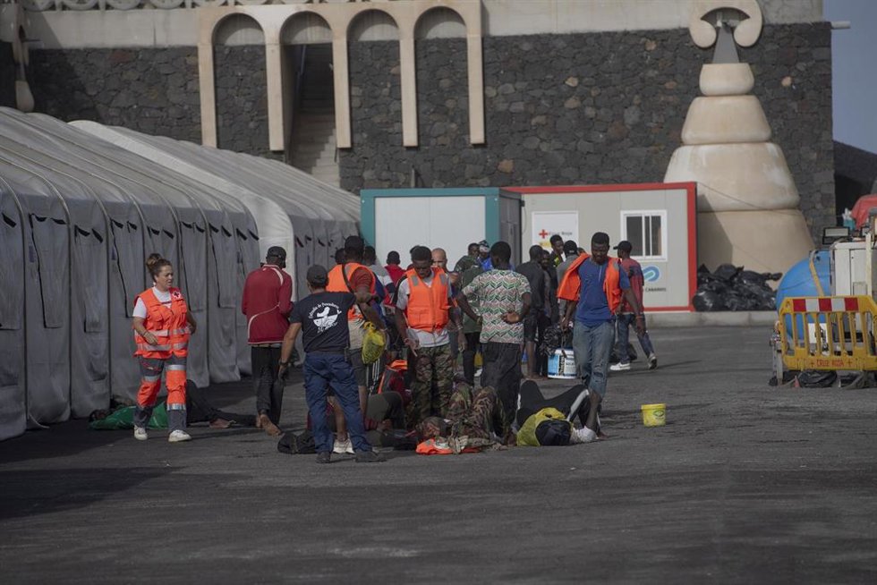 Archivo - Migrantes desembarcan de un cayuco a su llegada al puerto de La Restinga, a 19 de agosto de 2024, en El Hierro, Canarias (España). A primera hora de hoy ha llegado al puerto de la Restinga una embarcación con 86 personas a bordo. El Cayuco ha 