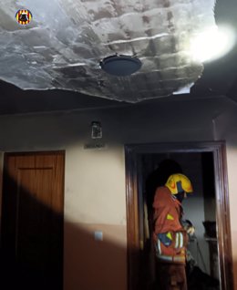 Un bombero tras sofocar el incendio de vivienda en Ayora