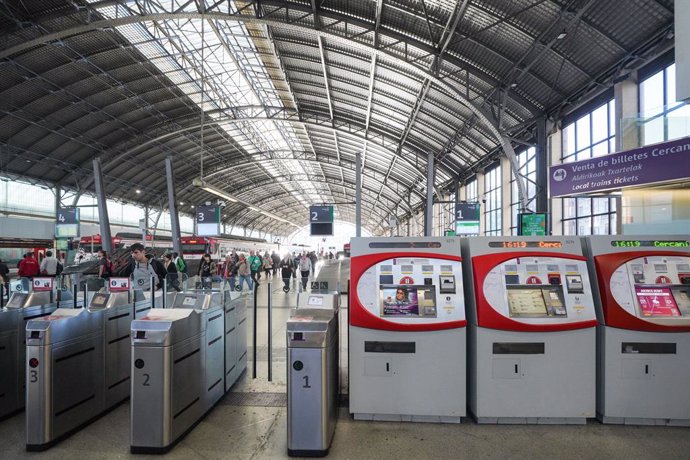 Andenes de Cercanías de la Estación de Abando-Indalecio Prieto, a 28 de noviembre de 2024, en Bilbao, Vizcaya, País Vasco (España).