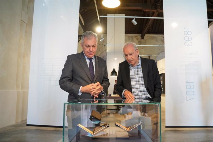 El alcalde de Sevilla, junto al comisario de la muestra de los hermanos Machado en la Fábrica de Artillería.