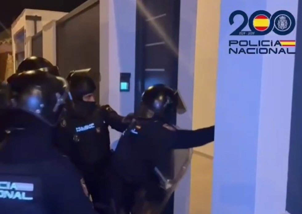 Entrada de agentes de la Policía en un domicilio en una operación contra el tráfico de cocaína en Jerez.