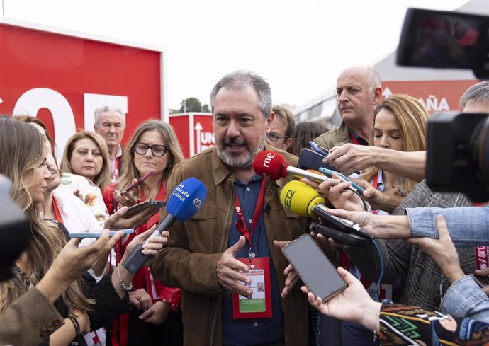 El secretario general del PSOE-A, Juan Espadas. Atiende a los medios durante el Congreso federal del PSOE celebrado en Sevilla. (Foto de archivo).