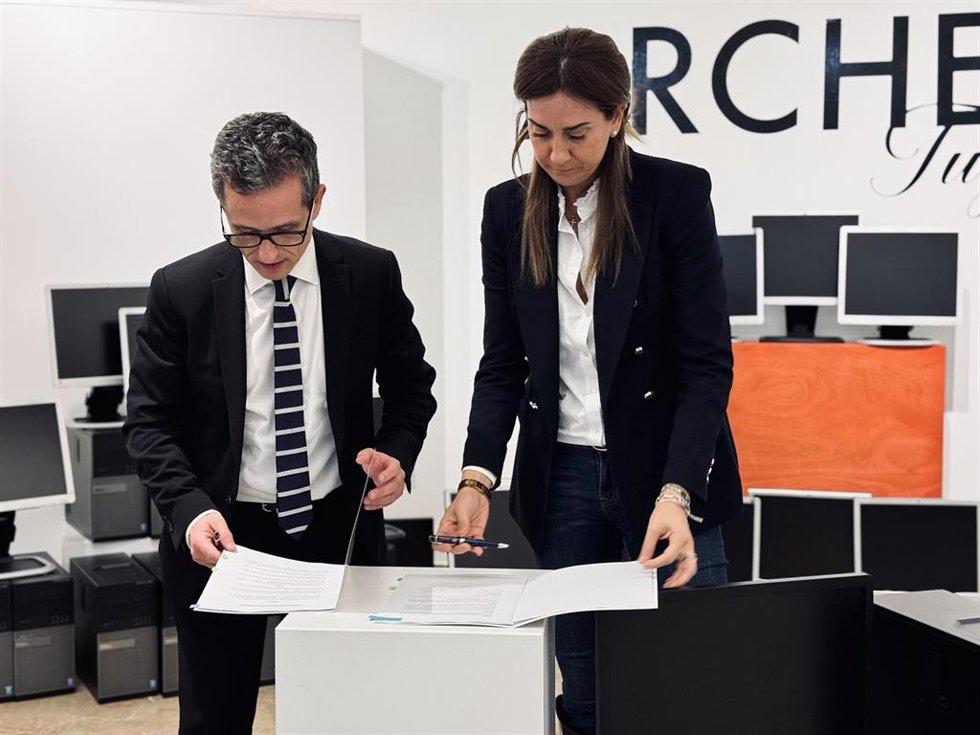 La alcaldesa de Archena, Patricia Fernández, y el responsable de desarrollo de negocios en Murcia de la tecnológica Grupo Oesía, Gregorio Marquina