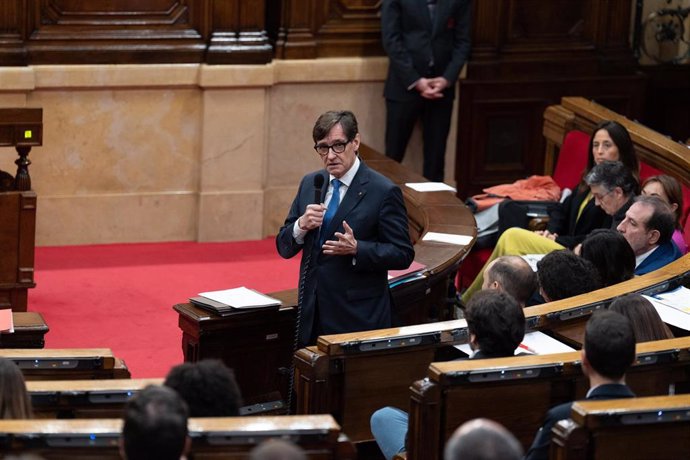 El president de la Generalitat de Catalunya, Salavador Illa, interviene durante un pleno en el Parlamento de Cataluña, a 11 de diciembre de 2024, en Barcelona, Cataluña (España). El Govern de Salvador Illa protagoniza una nueva sesión de control en el Par