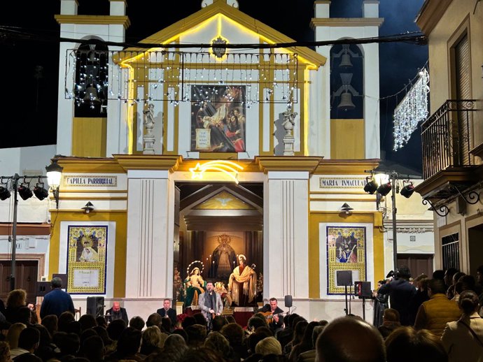 Zambomba flamenca celebrada a las puertas de la capilla María Inmaculada, con Manuel González Cabrera 'Rubito Hijo'. 