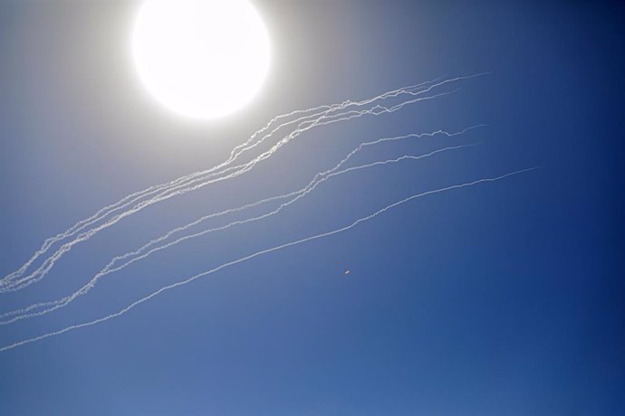 Archivo - RAFAH, May 27, 2024  -- A barrage of rockets fired from Gaza into Israel are seen in the southern Gaza Strip city of Rafah, May 26, 2024. The Al-Qassam Brigades, the armed wing of Hamas, announced on Sunday that it had launched a barrage of rock