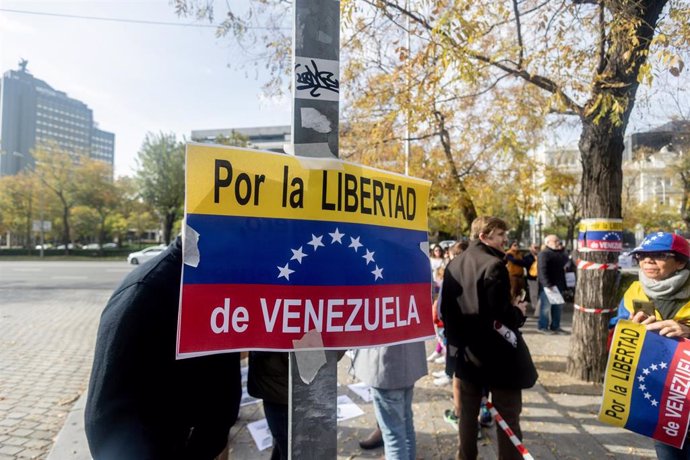 Un cartel de protesta durante una manifestación de venezolanos en Madrid