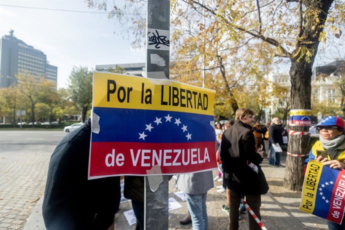 Un cartel de protesta durante una manifestación de venezolanos en Madrid, frente a la comisión del Parlamento Europeo, a 1 de diciembre de 2024, en Madrid (España). La protesta, convocada “por la libertad y justicia en Venezuela”, tiene lugar cuatro meses