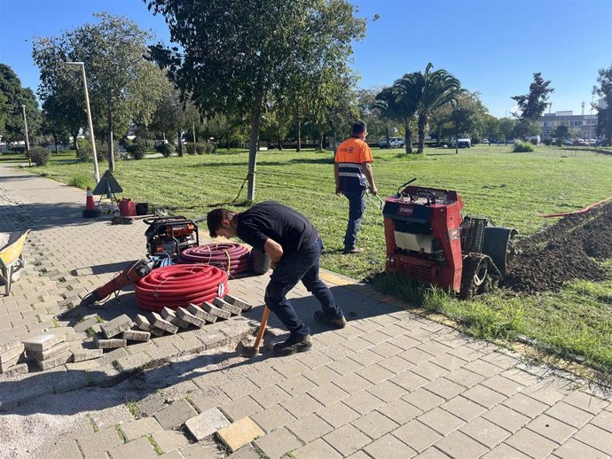 Obras del nuevo sistema de riego del Parque Polígono el Pino.