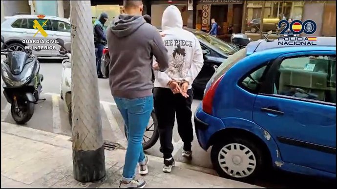 Un policía de paisano deteniendo a un hombre