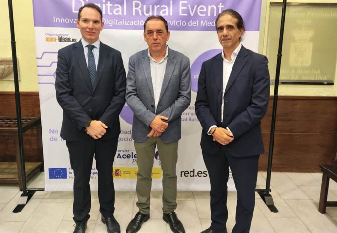 De izda a dcha, Daniel García, Benito Serrano y Leonard Pera presentan en Soria Digital Rural Event 2024