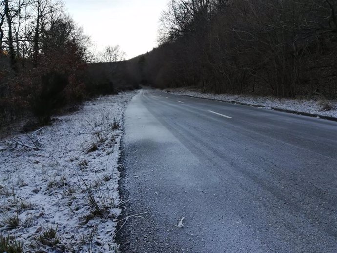 Archivo - Una carretera con hielo en una imagen de archivo.