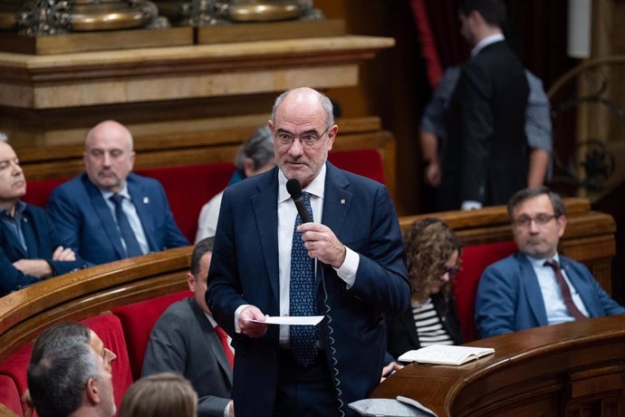 El consejero de Unión Europea y Acción Exterior de la Generalitat de Catalunya, Juame Duch, interviene durante un pleno en el Parlamento de Catalunya.