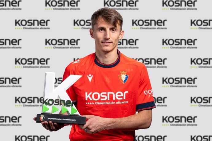 El delantero croata de Osasuna, Ante Budimir, con el premio de jugador del mes de noviembre.