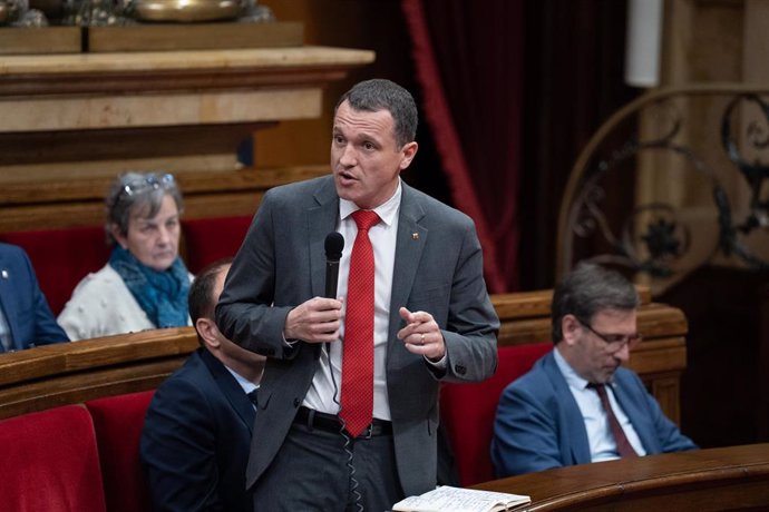 El conseller de Agricultura, Ganadería, Pesca y Alimentación de la Generalitat, Òscar Ordeig, en el Parlament.