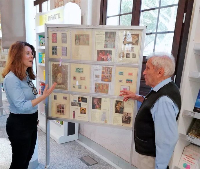 Exposición filatélica dedicada a la Navidad en la oficina principal de Correos de Málaga