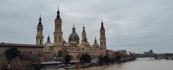 Crecida ordinaria del Ebro a su paso por Zaragoza