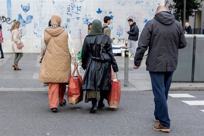 Varias personas con una bolsas, a 12 de noviembre de 2024, en Madrid (España).