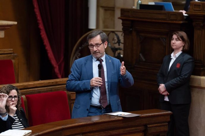 El conseller de Política Lingüística de la Generalitat, Francesc Xavier Vila, en el pleno del Parlament, a 11 de diciembre de 2024