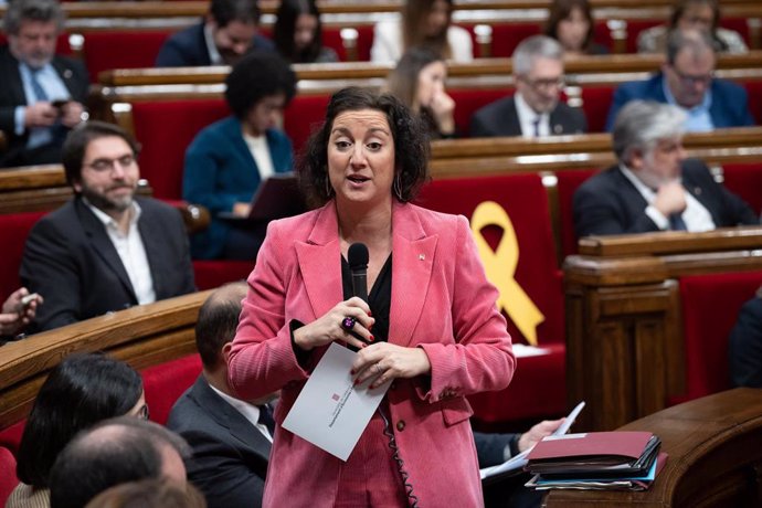 La consellera de Economía y Finanzas de la Generalitat, Alícia Romero, interviene durante un Pleno en el Parlament de Catalunya