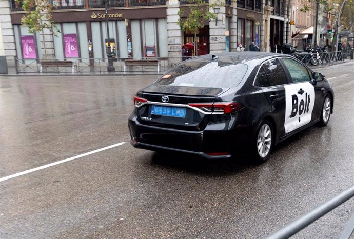 Un vehículo con licencia VTC circula por una calle de Madrid, a 25 de noviembre de 2024, en Madrid (España).