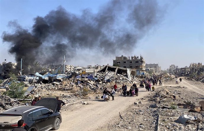 Palestinos portan sus pertenencias de camino a Beit Hanun, en el norte de la Franja de Gaza, tras huir de los últimos bombardeos de Israel contra el enclave, a fecha 12 de noviembre de 2024 (archivo)