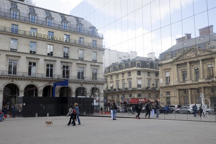 Archivo - April 7, 2023, Paris, France: Only a handful of tourists are seen in the popular district 1 in central  Paris amid the concerns of the ongoing civil unrest in Paris. Tourists are avoiding Paris as a holiday destination despite the long Easter Ba
