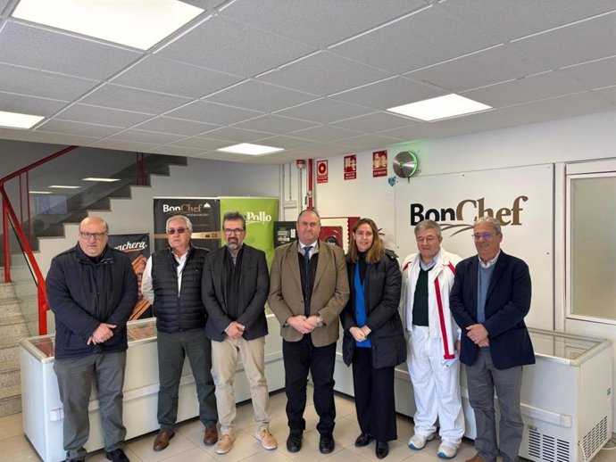 El consejero de Agricultura, Ganadería y Desarrollo Rural, Julián Martínez Lizán, en la empresa BonChef.