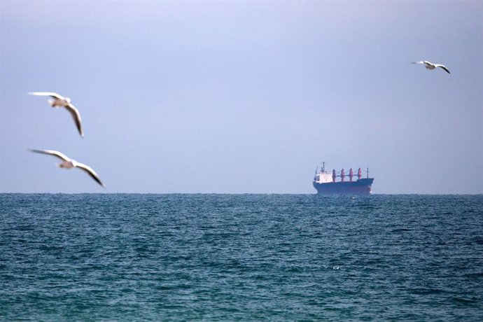 Un barco navega frente a la costa de Odesa