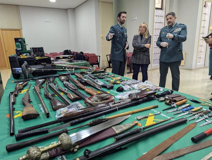 La delegada del Gobierno en Cantabria, Eugenia Gómez de Diego, junto al coronel jefe de la Guardia Civil, Antonio Orantos, y el capitán de la Unidad Orgánica de Policía Judicial, Alfonso Serrano