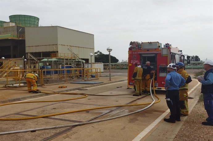 Bomberos de Palma participan en un simulacro de incendio en la planta de Cas Tresorer.