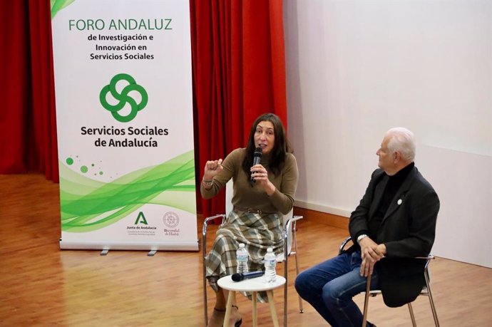 La consejera de Inclusión Social, Juventud, Familias e Igualdad, Loles López, junto al vicerrector de Coordinación y Agenda 2030 de la UHU, Juan Antonio Márquez, inaugura el segundo Foro Andaluz de Investigación e Innovación en Servicios Sociales.